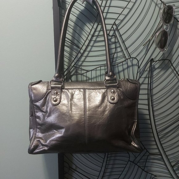 Elegant Black Leather Handbag - Picture 3 of 15